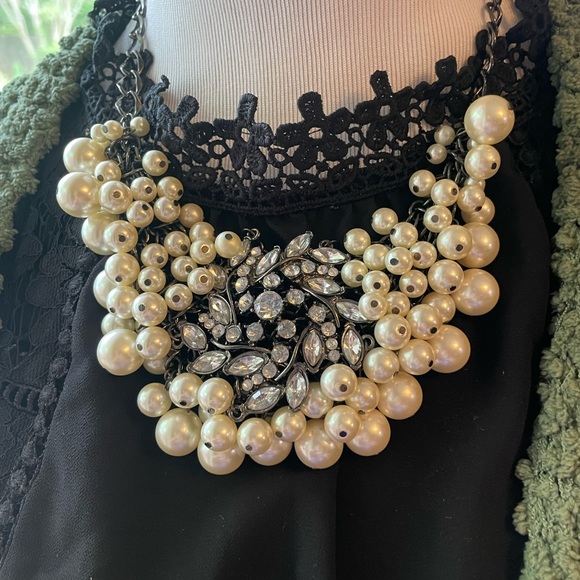 Fabulous Pearl Bauble Statement Necklace - Picture 3 of 4